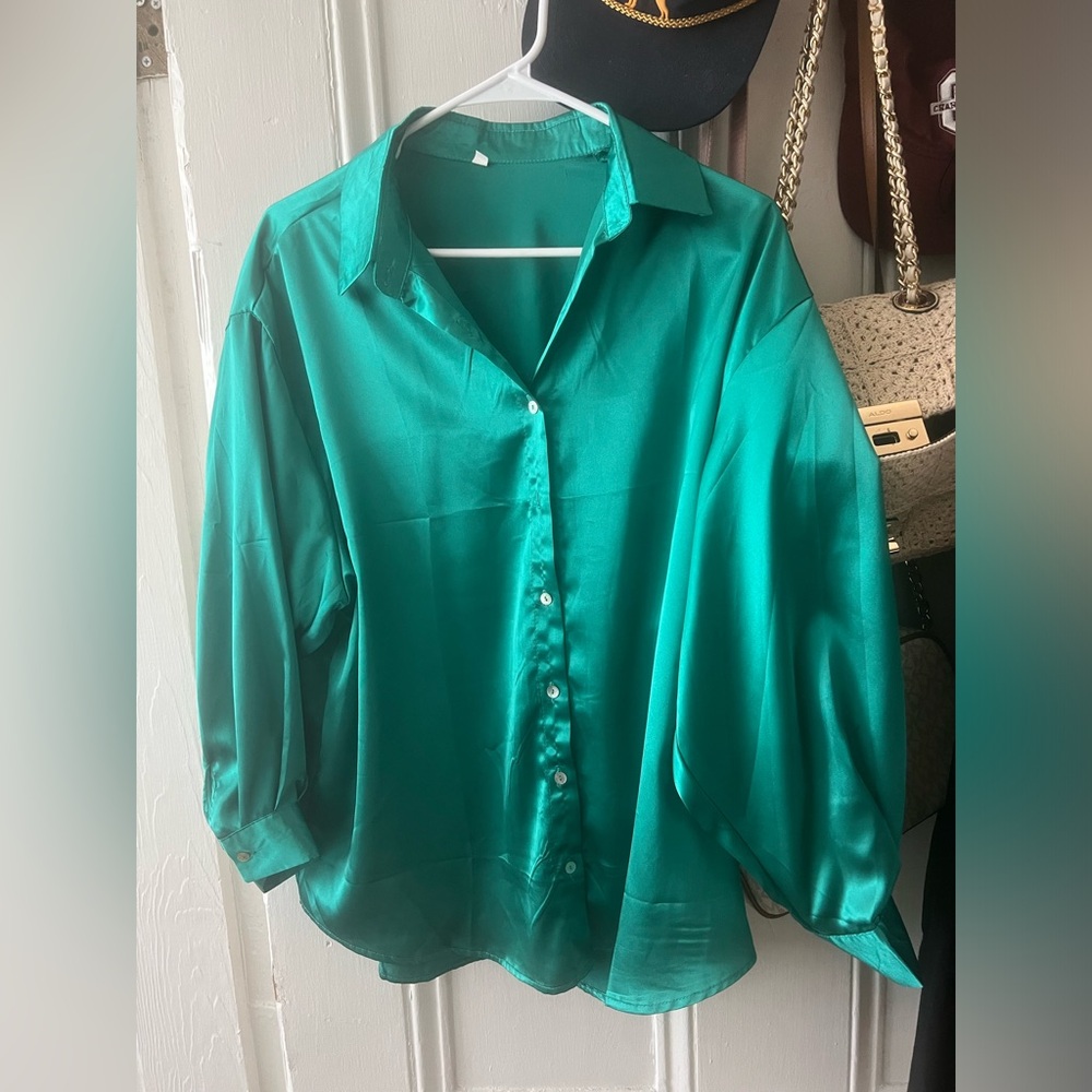 Women’s Green Blouse!! Size: Small: made to be worn a little oversize.